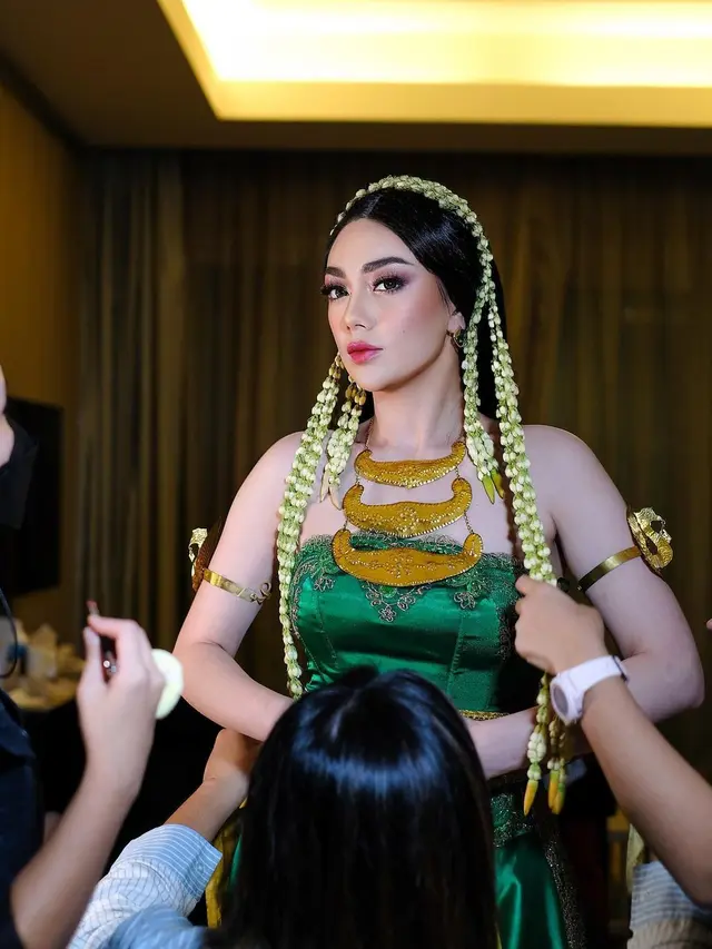 Celine Evangelista tampil cantik ala Nyi Roro Kidul
