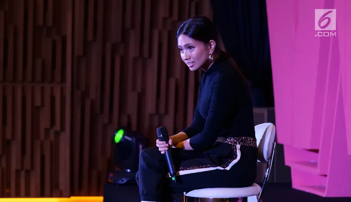 Penyanyi Nicole Zefanya atau Niki saat eksklusif interview di SCTV Tower, Jakarta, Jumat (20/9/2019). Niki dihadirkan dalam Smartfren WOW Concert 2019 karena tekadnya dalam mengejar mimpi dinilai sesuai dengan tujuan acara tersebut. (Liputan6.com/Heman Zakharia)