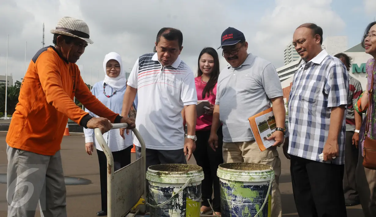 Ketua DPR RI, Ade Komarudin (ketiga kiri) berbincang dengan pekerja proyek renovasi sarana dan prasarana di Kompleks Parlemen Senayan, Jakarta, Minggu (31/1/2016). Ade meninjau sejumlah renovasi di areal gedung DPR RI. (Liputan6.com/Helmi Fithriansyah)