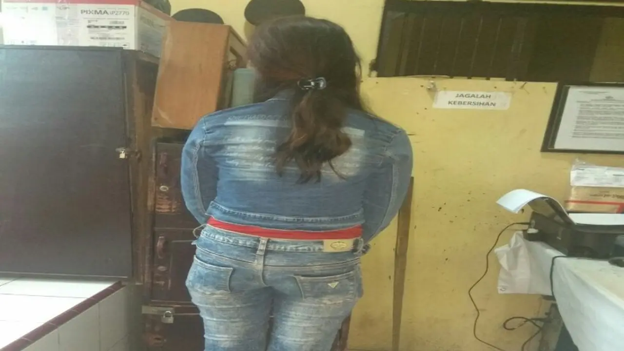 Emak-emak bertubuh semok ketahuan curi uang dalam tas istri polisi di Kabupaten Gowa, Sulsel (Liputan6.com/ Eka Hakim)