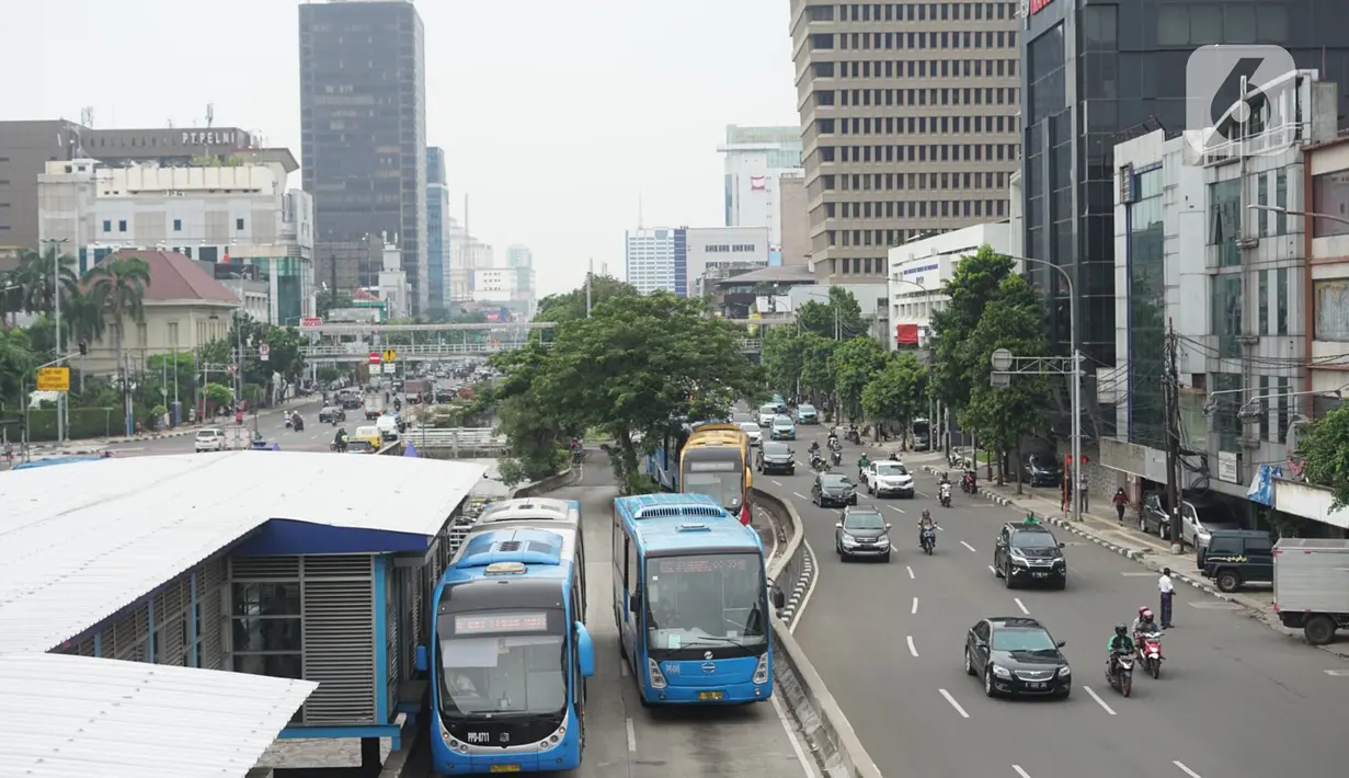 Bus Transjakarta antre saat melintasi Shelter Harmoni, Jakarta, Kamis (5/11/2020). PT Transportasi Jakarta (Transjakarta) menargetkan di tahun 2030 seluruh armada merupakan bus listrik. Diharapkan total bus listrik mencapai 12.120 unit diakhir tahun 2030. (Liputan6.com/Immanuel Antonius)