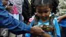 Pencinta reptil yang tergabung dalam Reptile dan Amphibian Community menampilkan beberapa hewan reptil mereka di Car Free Day, Jakarta, Minggu (23/8/2015). Kehadiran mereka menarik perhatian warga yang sedang menikmati CFD. (Liputan6.com/Johan Tallo)