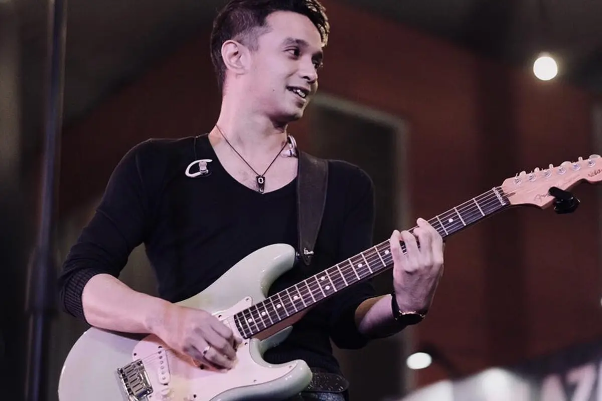 Gaya Panggung Oncy Ungu dengan Gitarnya