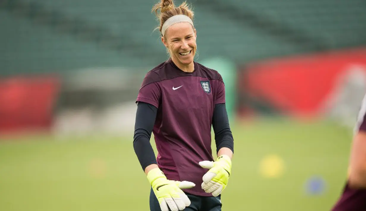 Kesebelasan Piala Dunia Wanita Inggris terlihat berkumpul saat sesi latihan di Stadium Commonwealth, Edmonton, Kanada, Selasa (30/6/2015). Inggris akan menghadapi Jepang di semifinal Piala Dunia Wanita 2015. (AFP Photo/Geoff Robins)