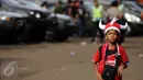 Seorang anak berpakaian ala suporter Semen Padang saat memasuki areal Stadion GBK Jakarta, Minggu (24/1/2016). Semen Padang akan melawan Mitra Kukar dalam laga final Piala Jenderal Sudirman. (Liputan6.com/Helmi Fithriansyah)