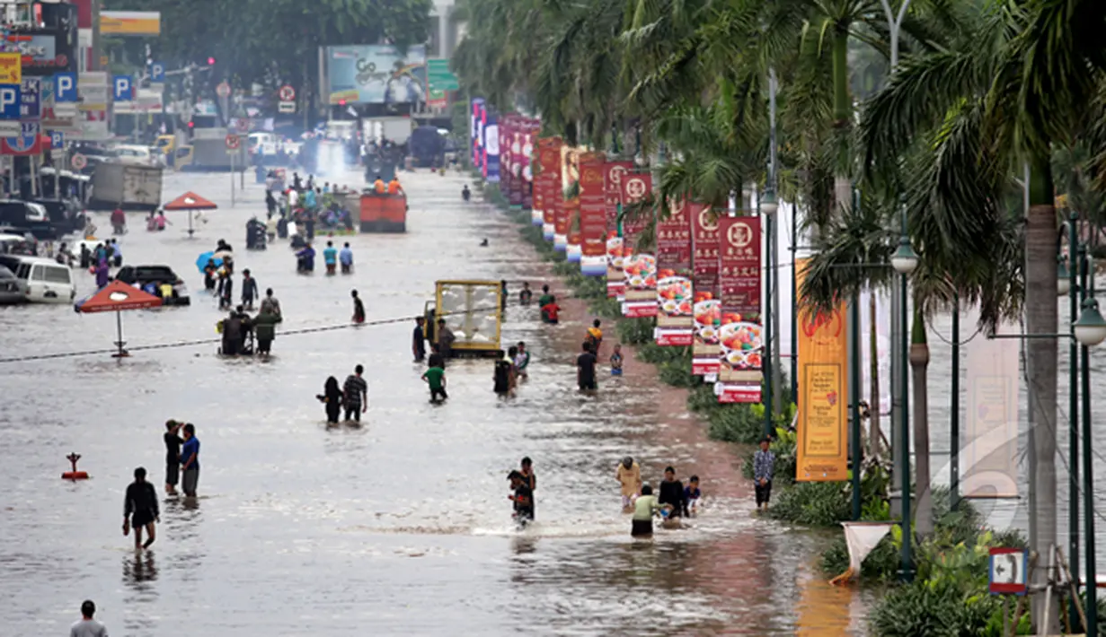 Hujan yang mengguyur Jakarta sejak Minggu (8/2) lalu, mengakibatkan tingginya genangan air di kawasan Kelapa Gading. Tampak jalan di kawasan tersebut terputus akibat genangan air yang tinggi, Jakarta, Selasa (10/2/2015). (Liputan6.com/Faizal Fanani)