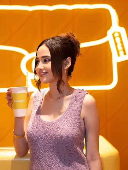 Well, tertarik tampil kembaran dengan Syifa Hadju, Sahabat Fimela? [@syifahadju]