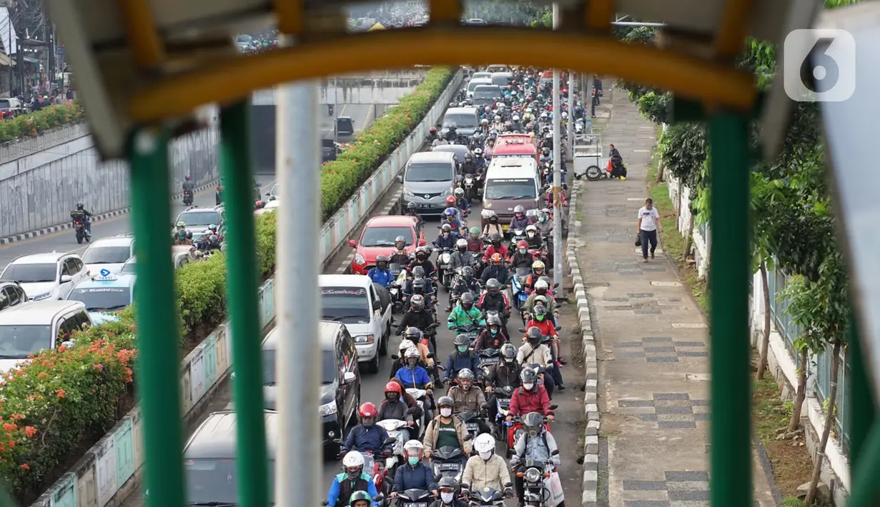 Kendaraan terjebak kemacetan saat melintas di Jalan Raya Pasar Minggu, Jakarta, Rabu (10/6/2020). Tingginya volume kendaraan serta adanya proyek pembangunan flyover menyebabkan kemacetan parah di kawasan tersebut, meskipun saat ini masih dalam status transisi PSBB. (Liputan6.com/Immanuel Antonius)