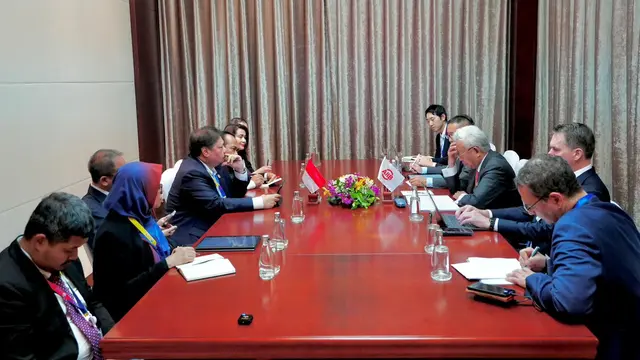 Menteri Koordinator Bidang Perekonomian Airlangga Hartarto mengadakan Pertemuan Bilateral dengan Presiden AIIB Jin Liqun, di sela-sela KTT ASEAN 2024 di Vientiane, Laos (9/10/2024). (Dok Kemenko Perekonomian)