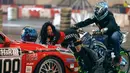 seorang SPG cantik saat melakukan atraksi dengan berpose diantara mobil dan motor dalam acara Essen Motor Show di Essen, Jerman, (27/11). Essen Motor Show berlangsung dari tanggal 28 November sampai 6 Desember. (REUTERS/Ina Fassbender)