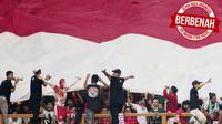 Sepak Bola Indonesia Berbenah_4, Suporter Indonesia saat melawan Uni Emirat Arab (UEA) pada laga Asian Games di Stadion Wibawa Mukti, Jawa Barat, Jumat (24/8/2018). Indonesia kalah adu penalti dari UEA. (Bola.com/Vitalis Yogi Trisna)