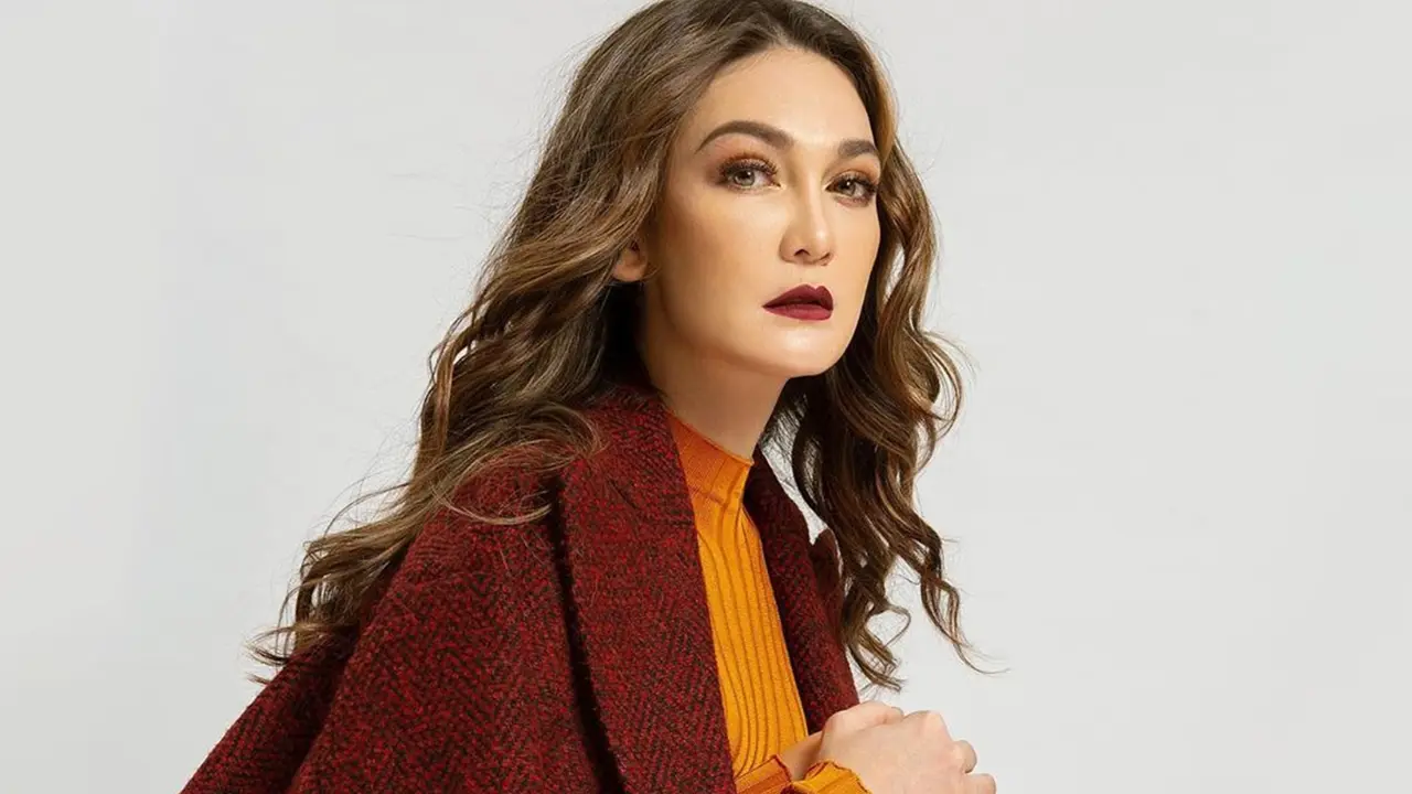 FOTO: Gaya Luna Maya dengan Makeup Tebal dalam Berbagai Pemotretan