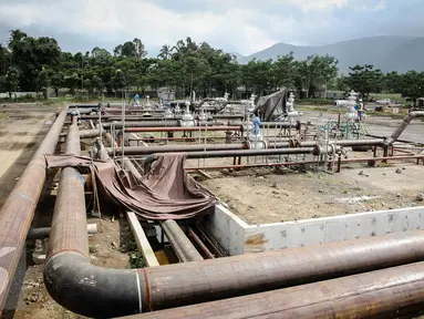 Pekerja menyelesaikan pembangunan PLTP Unit 5 &  6 di Tompaso, Sulut, Rabu (30/3). PT Pertamina Geothermal Energy (PGE) terus mengembangkan energi baru terbarukan yang berfokus pada Pembangkit Listrik Tenaga Panas Bumi (PLTP). (Liputan6.com/Faizal Fanani)