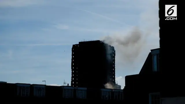 Asap masih mengepul di Apartemen Grenfell Tower, usai kebakaran yang melanda apartemen 24 lantai ini.