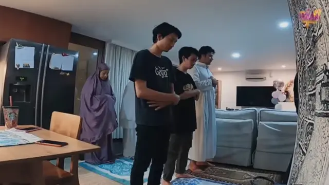 6 Momen Ammar dan Irish Bella Tarawih Bareng di Hari Pertama Ramadhan, Syahdu