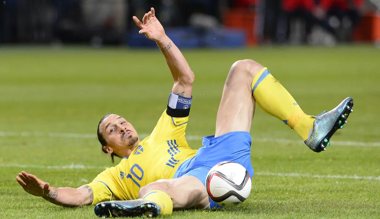 Bintang Swedia, Zlatan Ibrahimovic, terjatuh pada laga play-off Piala Eropa 2016 melawan Denmark di Friends Arena, Swedia, Minggu (15/11/2015) dini hari WIB. (AFP Photo/Jonathan Nackstrand)