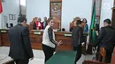 Nafa Urbach  berjalan keluar seusai menjalani sidang perdana perceraiannya di Pengadilan Negeri Jakarta Selatan, Senin (2/10). Sidang beragendakan pemeriksaan berkas serta mediasi itu tidak dihadiri Zack Lee selaku tergugat (Liputan6.com/Herman Zakharia)