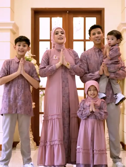 Fairuz dan kedua anak laki-lakinya tampil kompak mengenakan baju warna pink dan keunguan. [@fairuzarafiq]