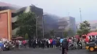 Pedagang Pasar Badung belum bisa beraktivitas secara normal, sementara siswa lamongan belajar di tengah ruangan kelas yang tergenang banjir.