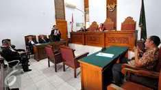 Sidang perdana gugatan kedua mantan Wali Kota Makassar Ilham Arief Sirajuddin di Pengadilan Negri Jakarta Selatan, Rabu (1/7/2015). Ilham ditetapkan tersangka terkait dugaan korupsi kerjasama instalasi PDAM Makassar 2006-2012. (Liputan6.com/Yoppy Renato)