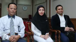 Penyanyi Bella Shofie (tengah) bersama dengan kuasa hukumnya sebelum sidang cerai di  Pengadilan Agama Jakarta Selatan, (23/03/2016). Sidang Cerai Bella Shofie ditunda karena pihak dari suryono tidak hadir. (Liputan6.com/Herman Zakharia)