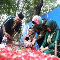 "Mama apalagi, hampir setiap hari dia ke kuburan. Kalau ditanya mama ngapain ke kuburan, pokoknya mama mau ke kuburan," kata Nia Anggia di kediamannya, kawasan Raffles Hills, Cibubur, Minggu (17/9). (Nurwahyunan/Bintang.com)