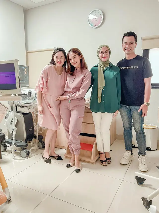 Eza Gionino antar istri kontrol kehamilan (Foto: Instagram ezagio)