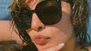 <p>Berpose selfie di pinggir kolam renang, Priyanka Chopra memperlihatkan tampilan bare face-nya dengan rambut basah. Walaupun tertutup sunglasses, kulit sehatnya tetap terlihat, dengan beberapa kemerahan bekas jerawat. Foto: Instagram.</p>
