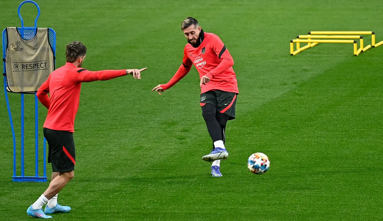 Gelandang Atletico Madrid Hector Herrera (kanan) mengambil bagian dalam sesi latihan di Madrid, 22 Februari 2022. Atletico Madrid bakal bertemu Manchester United pada leg pertama babak 16 besar Liga Champions di Estadio Wanda Metropolitano, Kamis dini hari WIB 24 Februari 2022. (OSCAR DEL POZO/AFP)