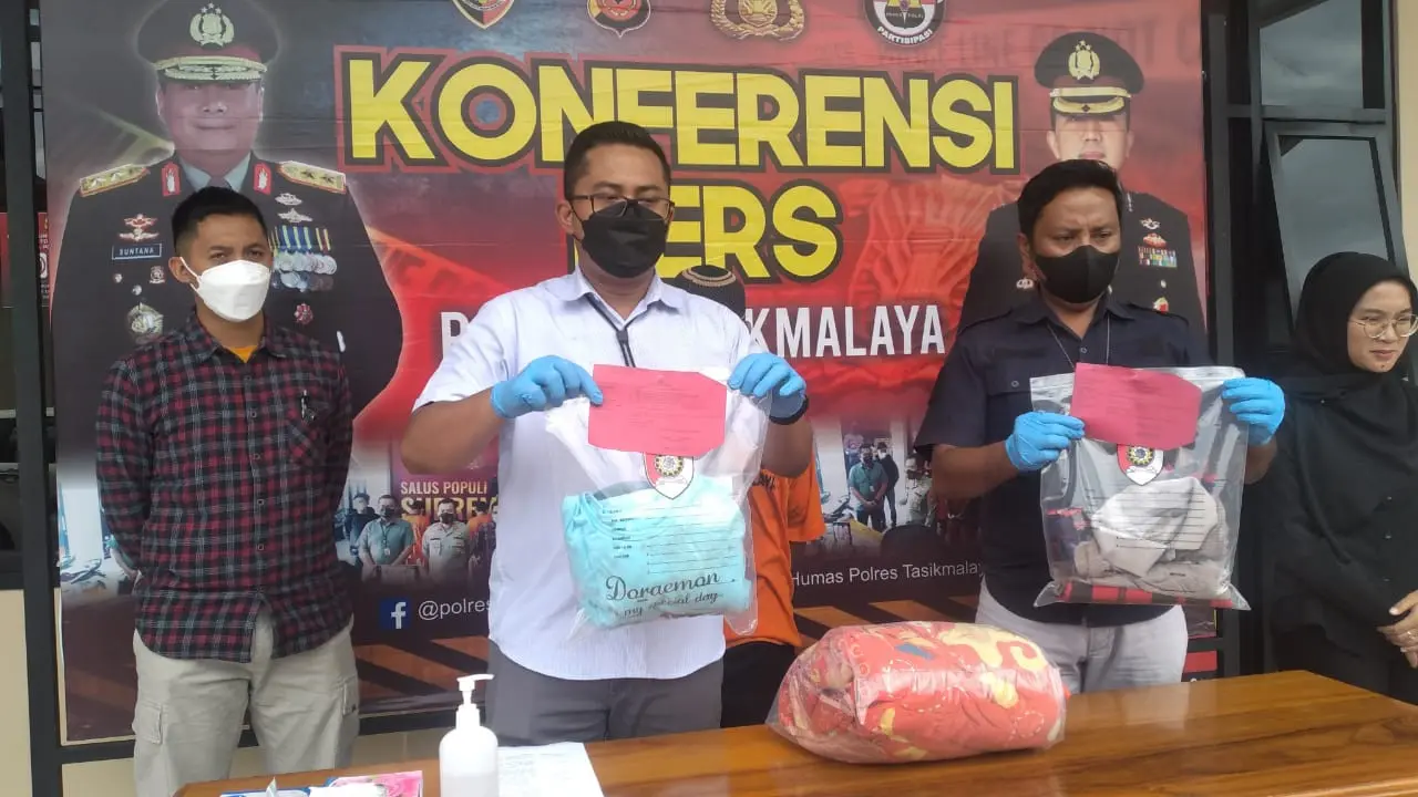 Kasat Reskrim Polres Tasikmalaya, AKP Dian Pornomo menunjukan beberapa barang bukti yang digunakan tersangka S, kakek bau tanah yang tega menyutubuhi gadis lugu berkebutuhan khusus.
