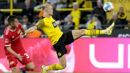 Dua golnya itu membuat Haaland kini bertengger di puncak top skor sementara Liga Jerman 2021/2022 dengan torehan 7 gol. Ia berbagi tempat dengan Robert Lewandowski yang juga memiliki jumlah gol yang sama. (AP/Martin Meissner)