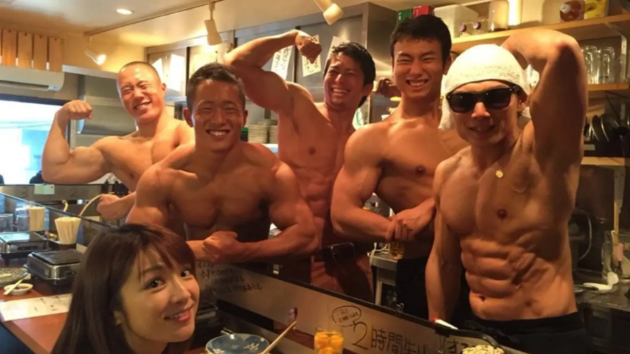Jadi Pelayan Restoran Jepang, Pria Ganteng Ini Hebohkan Netizen  
