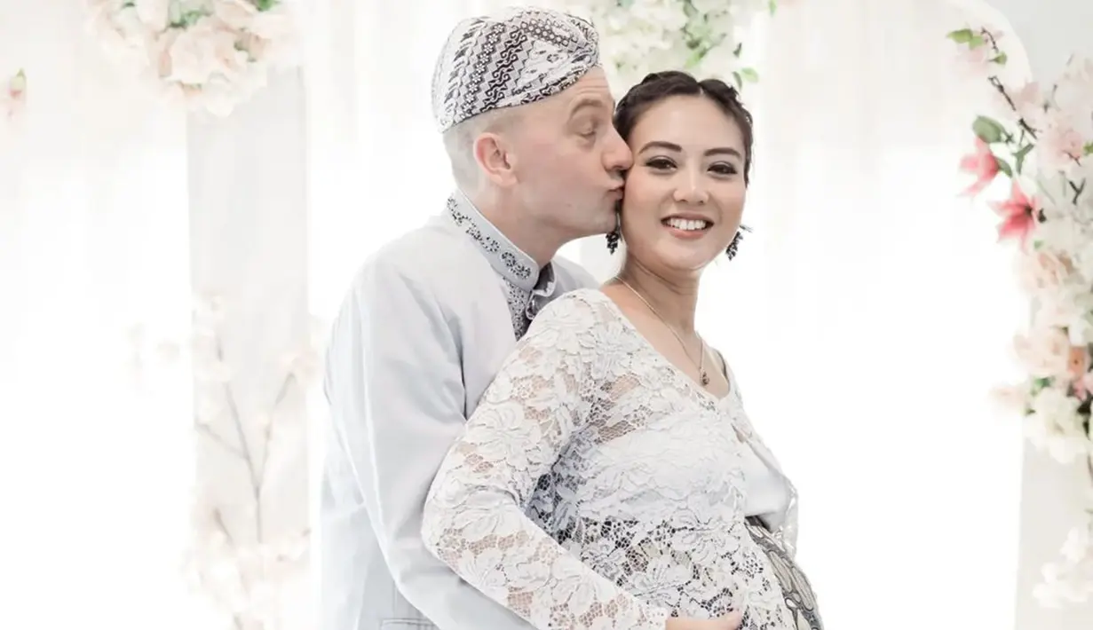Kompak menggunakan kebaya berwarna putih, rupanya Marissa Jeffryna dan sang suami, Aaron Grieser menggelar acara 7 bulanan. Acara tersebut bahkan digelar dengan menggunakan adat Sunda. (Liputan6.com/IG/@marissajeffryna)