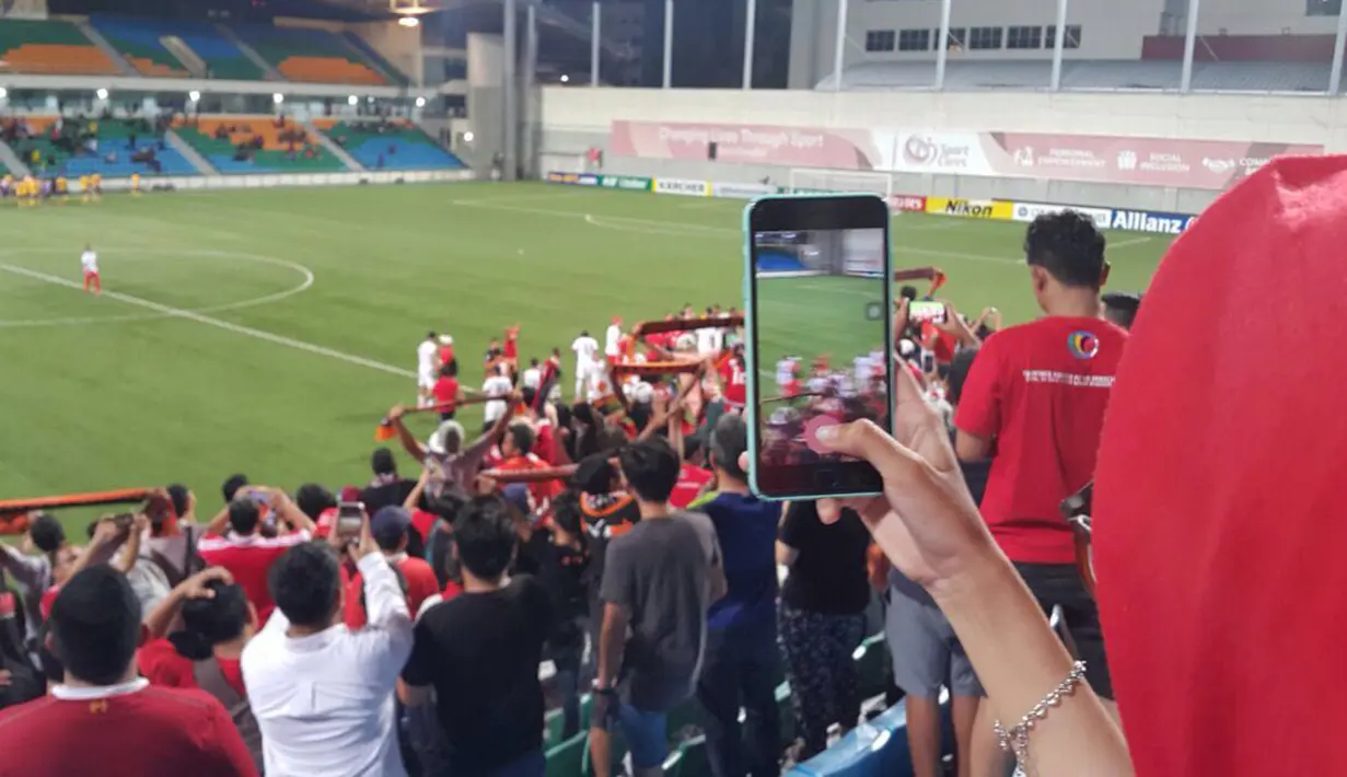 Peraturan di Stadion Jalan Besar melarang penonton untuk membawa kamera DSLR dan mirorless, sehingga penonton lebih banyak mengambil gambar dengan kamera handphone. (Bola.com/Mustopha)