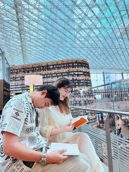 Dalam unggahan di akun Instagram, Felicya Angelista dan Caesar Hito juga terlihat mengunjungi sebuah perpustakaan yang berada di COEX Mall. Foto tersebut pun mencuri perhatian netizen karena sang suami terlihat tertidur lelap. (Liputan6.com/IG/@felicyangelista_)