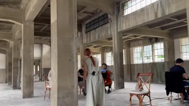 Momen magis nadin amizah latihan di bangunan using. (credit:instagram.com/cakecaine/salmaastia)