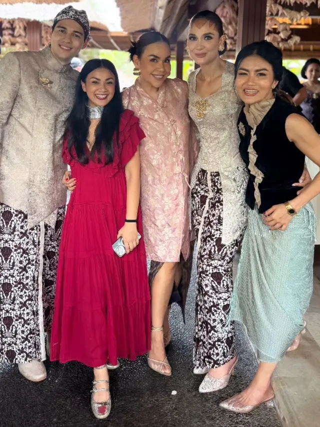 Luna Maya Kenakan Paes Jelang Pernikahan