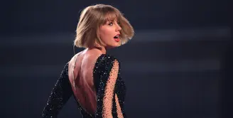 Taylor Swift sepertinya tak membiarkan rasa malu menghalanginya untuk tampil memukau saat konser. (ROBYN BECK  AFP)