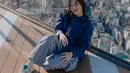 Casual look Zee JKT48 yang bisa jadi inspirasi. Ia tampil mengenakan jaket parasut berwarna biru navy dipadu celana parasut abu-abu, dan sneakers putih. [Foto: Instagram/jkt48.zee]