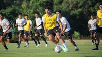 Bek baru Bali United Elias Dolah saat sesi latihan di Bali United Training Center. (Alit Binawan/Bola.com)