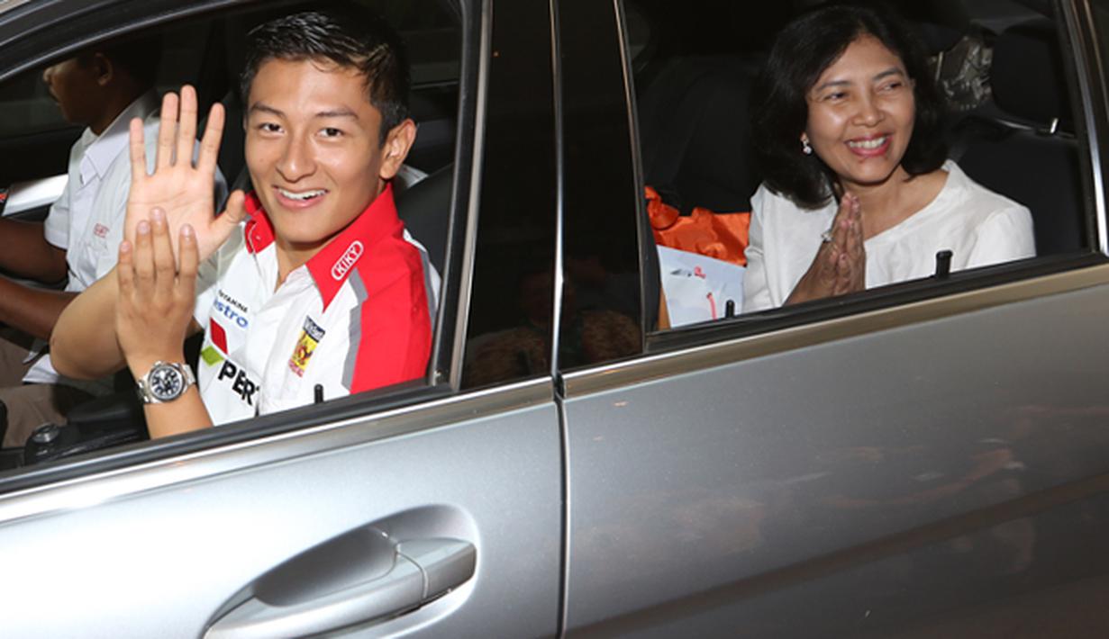 Pebalap Rio Haryanto mengunjungi redaksi Bola.com, Liputan6.com dan SCTV di SCTV Tower, Jakarta, Jumat (31/7). Pebalap yang kini berada di peringkat dua klasemen GP2 itu mengisi jeda balapan dengan berlibur di Indonesia. (Bola.com/Vitalis Yogi Trisna)
