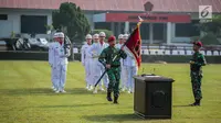 Panglima TNI Marsekal Hadi Tjahjanto membawa bendera saat meresmikan Komando Operasi Khusus (Koopssus) TNI di Lapangan Markas Koopssus TNI, Mabes TNI, Jakarta, Selasa (30/7/2019). Koopssus TNI bertugas untuk menyelenggarakan operasi khusus. (Liputan6.com/Faizal Fanani)