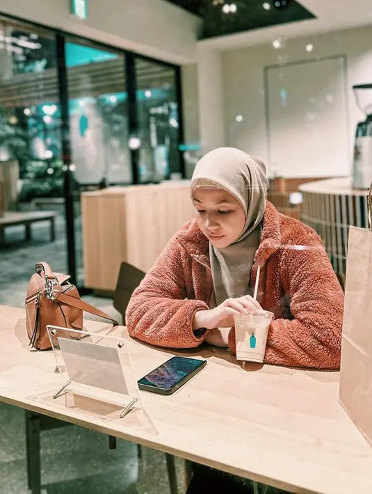 Selama liburan di Jepang, istri Desta Mahendra itu aktif membagikan kegiatannya lewat media sosial. Mulai dari jalan-jalan ke destinasi populer, mengunjungi cafe hingga datang ke store manga.(Liputan6.com/IG/@natasharizkynew)