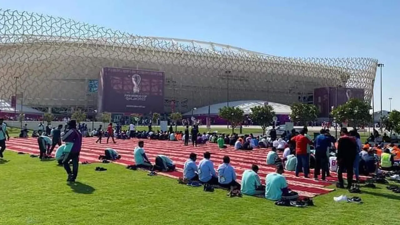 Viral Momen Salat Jumat Pertama di Stadion Piala Dunia 2022
