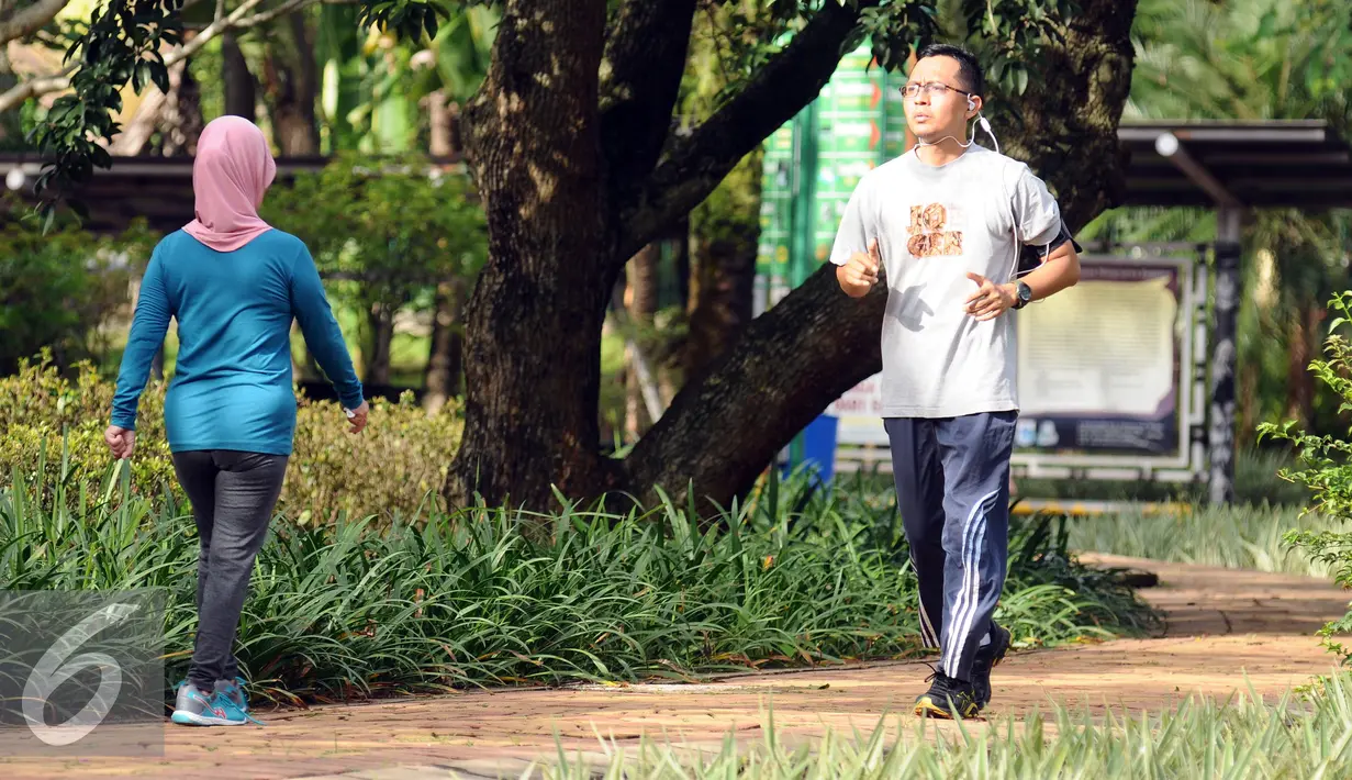Warga berlari mengelilingi salah satu bundaran di kawasan Kebun Binatang Ragunan, Jakarta, Minggu (9/10). Kawasan KBR menjadi salah satu lokasi alternatif warga Jakarta untuk berolahraga pada Minggu pagi. (Liputan6.com/Helmi Fithriansyah)