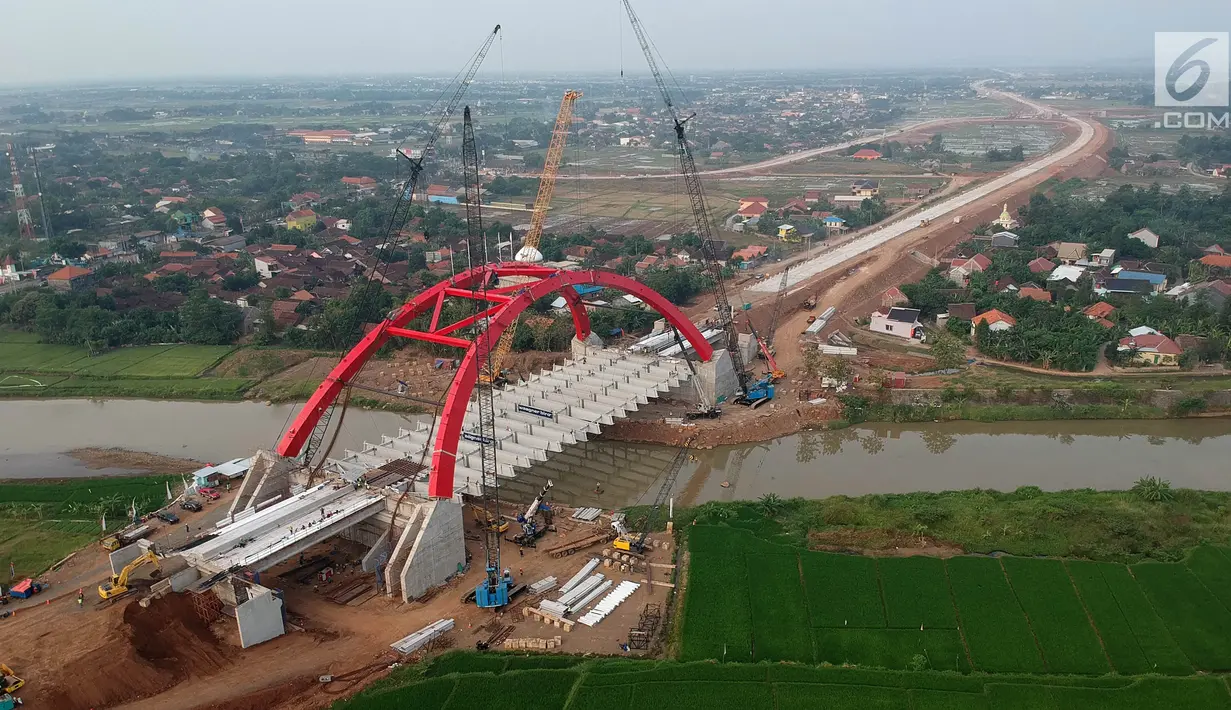 Foto udara pengerjaan Jembatan Kalikuto di Gringsing, Kabupaten Batang, Jawa Tengah, Senin (11/6). Jembatan pelengkung baja pertama di Indonesia sepanjang 160 meter akan dibuka pada H-2 Lebaran 2018 dan dapat dilewati pemudik. (Liputan6.com/Arya Manggala)