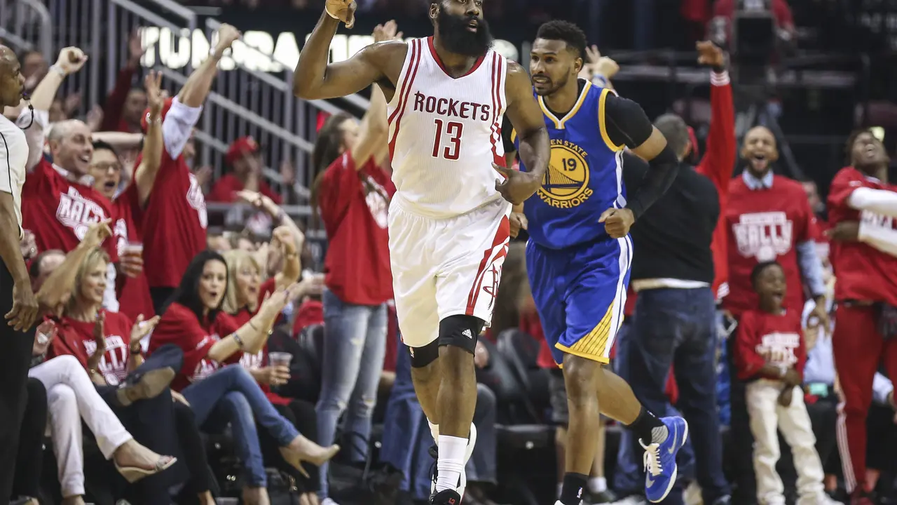 Rockets Kalahkan Warriors di Game Ketiga