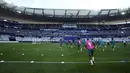 Para pemain Real Madrid berlari saat sesi latihan di Stade de France, Saint Denis, Prancis, 27 Mei 2022. Liverpool dan Real Madrid sedang melakukan persiapan terakhir mereka sebelum saling berhadapan dalam pertandingan sepak bola final Liga Champions. (AP Photo/Frank Augstein)