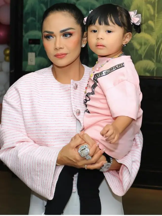 Tampilan Amora saat Pesta Ulang Tahun ke-13. [@krisdayantilemos]