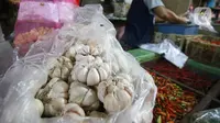 Aktivitas pedagang cabai dan bawang putih di pasar Kebayoran Lama, Jakarta, Kamis (6/2/2020). Harga cabai dan bawang putih mengalami kenaikan hingga mencapai dua kali lipat akibat musim hujan. (Liputan6.com/Angga Yuniar)